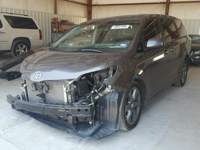 5TDXZ3DC4HS863337 - 2017 TOYOTA SIENNA SE GRAY photo 2