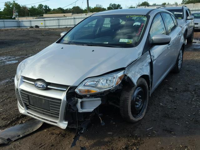 1FAHP3K28CL281682 - 2012 FORD FOCUS SILVER photo 2