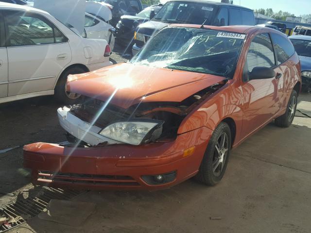 3FAFP31N15R133879 - 2005 FORD FOCUS ZX3 ORANGE photo 2