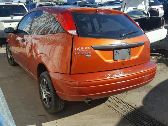 3FAFP31N15R133879 - 2005 FORD FOCUS ZX3 ORANGE photo 3