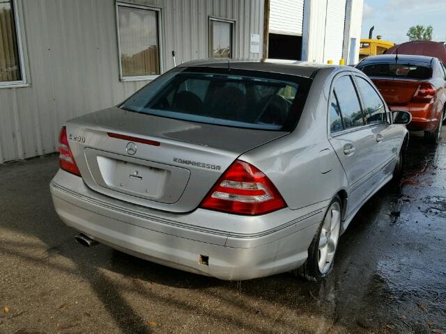 WDBRF40J35F568557 - 2005 MERCEDES-BENZ C SILVER photo 4