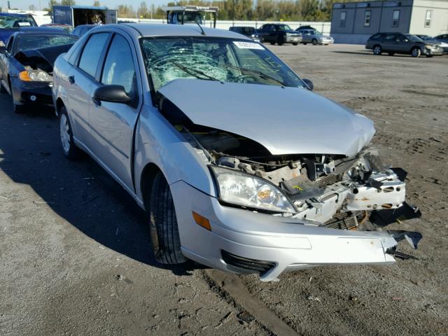 1FAFP34N65W121977 - 2005 FORD FOCUS ZX4 SILVER photo 1