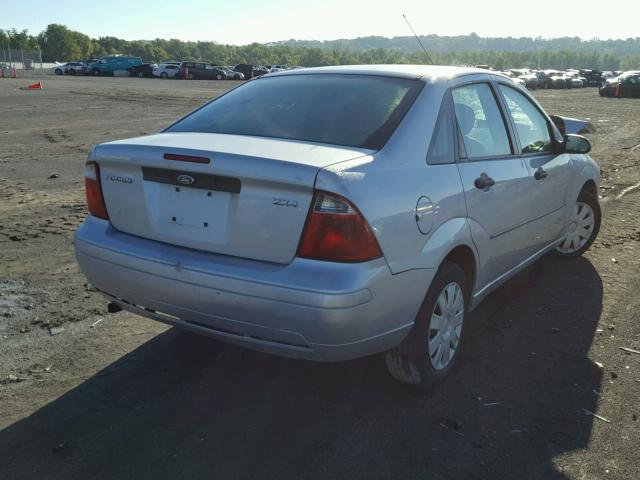 1FAFP34N65W121977 - 2005 FORD FOCUS ZX4 SILVER photo 4