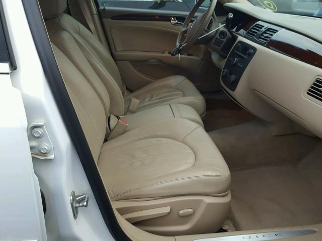 1G4HD57236U204106 - 2006 BUICK LUCERNE WHITE photo 5