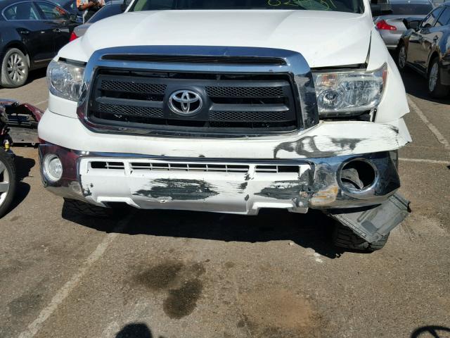 5TFRM5F1XBX029931 - 2011 TOYOTA TUNDRA DOU WHITE photo 9