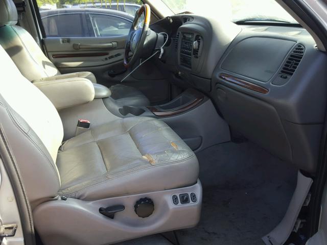 5LMRU27L7XLJ03957 - 1999 LINCOLN NAVIGATOR Silber Foto 5