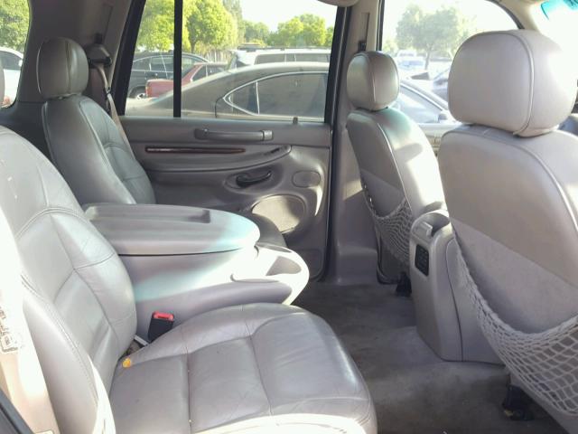 5LMRU27L7XLJ03957 - 1999 LINCOLN NAVIGATOR Silber Foto 6