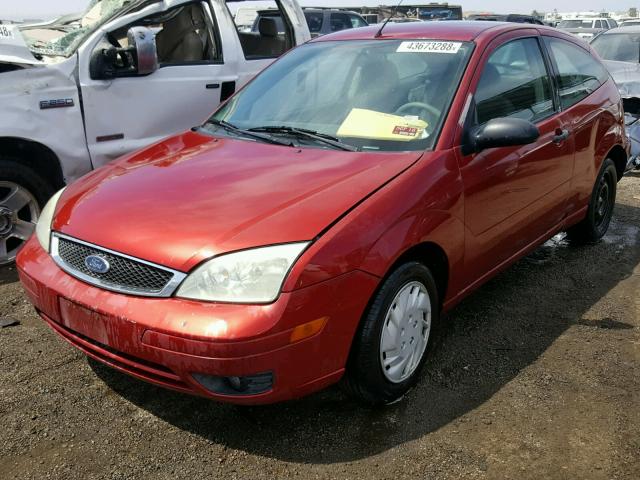 3FAFP31N85R152865 - 2005 FORD FOCUS ZX3 RED photo 2