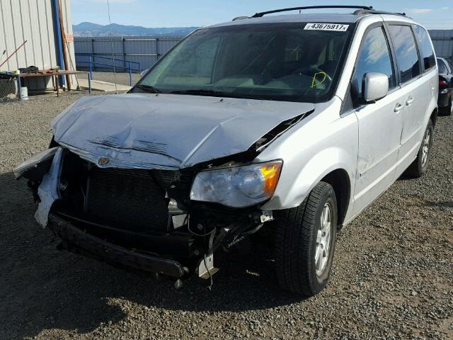 2A8HR54P78R819983 - 2008 CHRYSLER TOWN & COU SILVER photo 2