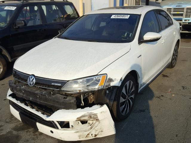 3VW637AJ5DM284498 - 2013 VOLKSWAGEN JETTA HYBR WHITE photo 2