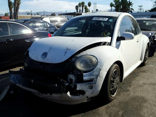 3VWPW3AG2AM007389 - 2010 VOLKSWAGEN NEW BEETLE WHITE photo 2