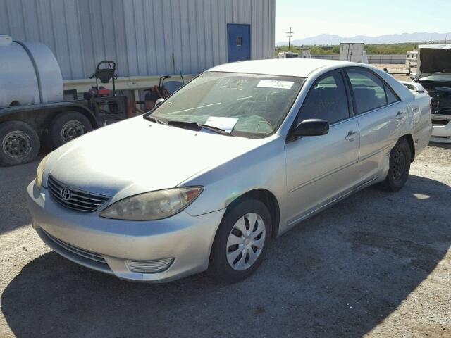 JTDBE32K753034744 - 2005 TOYOTA CAMRY LE ვერცხლისფერი ფოტო 2