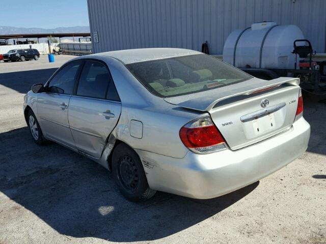 JTDBE32K753034744 - 2005 TOYOTA CAMRY LE ვერცხლისფერი ფოტო 3