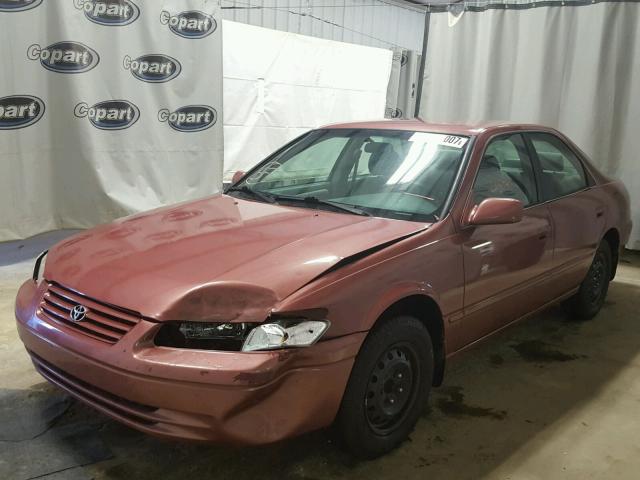 4T1BG22K2WU848764 - 1998 TOYOTA CAMRY PINK photo 2