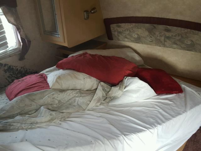 47CTA1L2641111518 - 2004 AECO TT WHITE photo 7