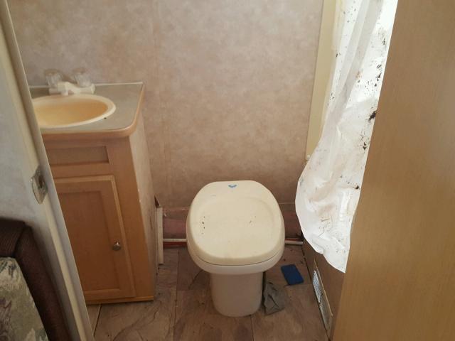 47CTA1L2641111518 - 2004 AECO TT WHITE photo 8