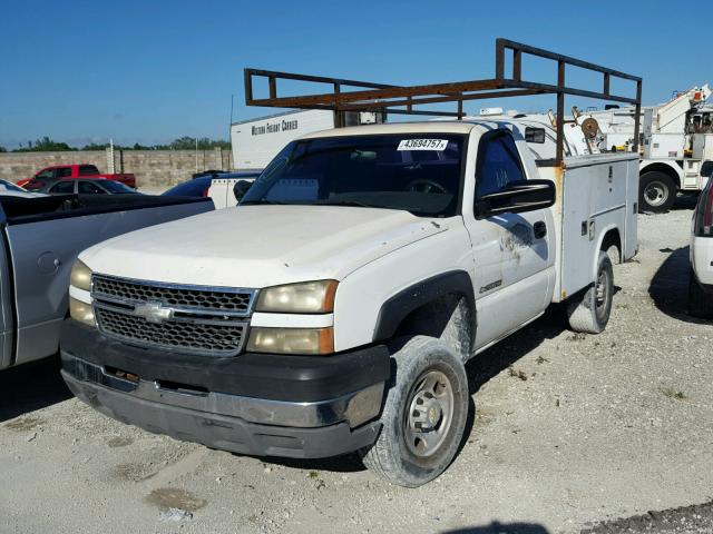 1GBHC24U45E159931 - 2005 CHEVROLET SILVERADO WHITE photo 2