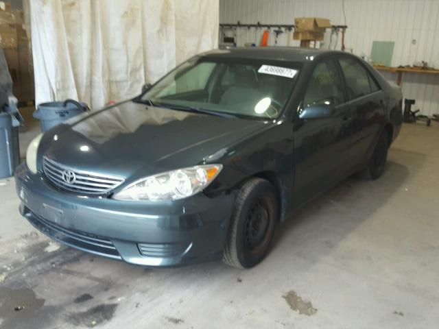 4T1BE30K75U418533 - 2005 TOYOTA CAMRY LE GREEN photo 2