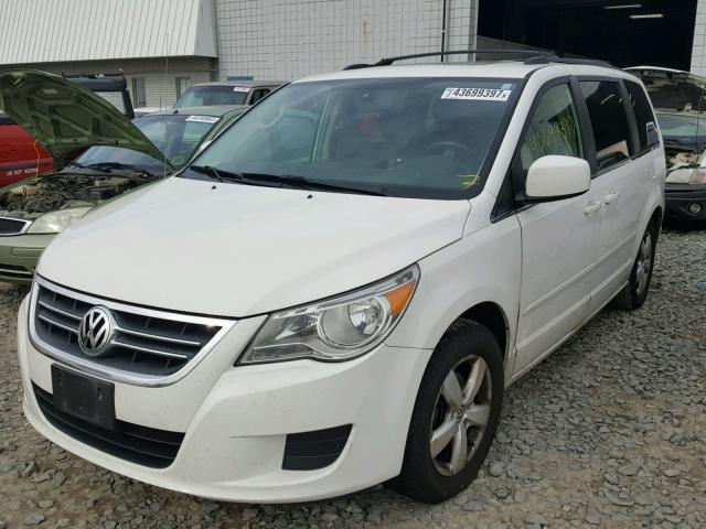 2V8HW34189R543223 - 2009 VOLKSWAGEN ROUTAN SE WHITE photo 2