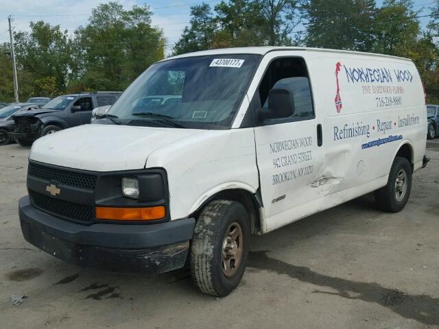 1GCFG25T831208002 - 2003 CHEVROLET EXPRESS G2 WHITE photo 2