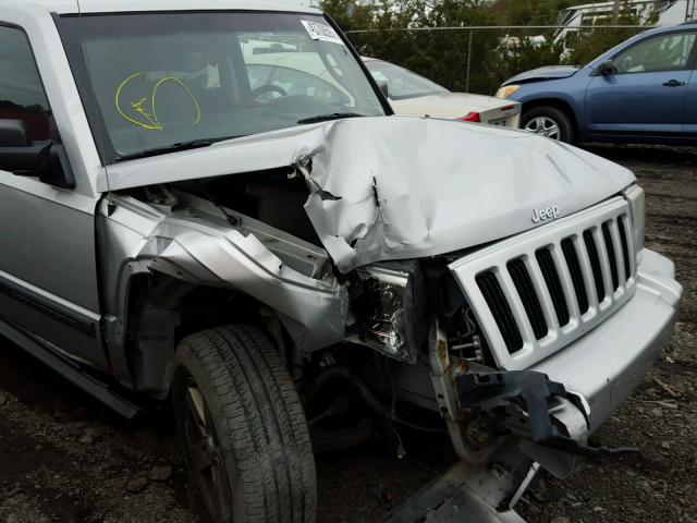 1J8HG48N26C221329 - 2006 JEEP COMMANDER SILVER photo 9