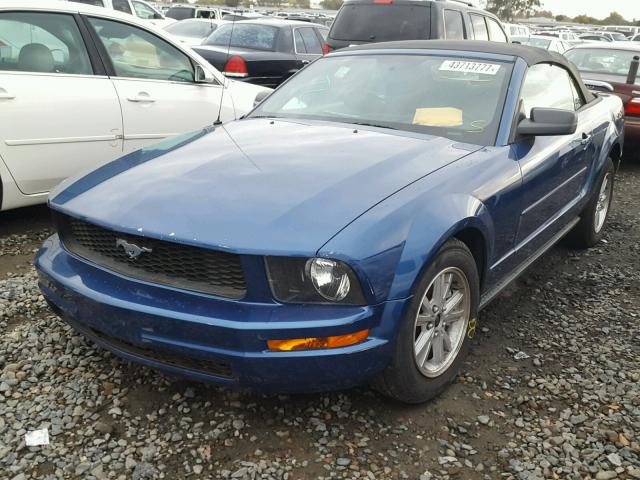 1ZVFT84N465206128 - 2006 FORD MUSTANG BLUE photo 2