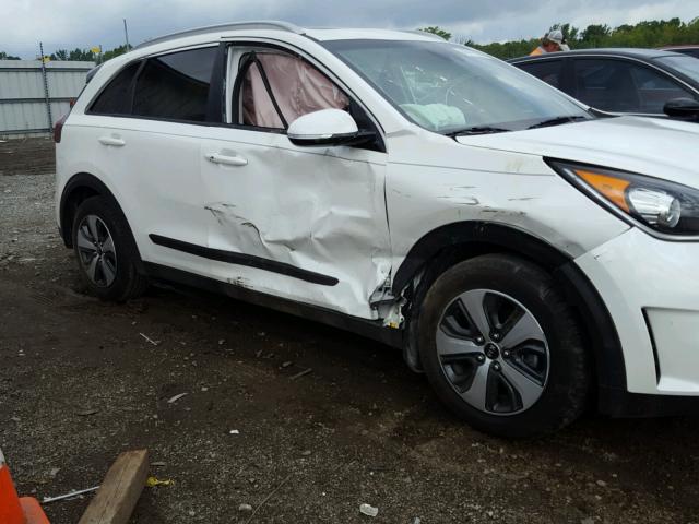 KNDCC3LC2H5056399 - 2017 KIA NIRO EX WHITE photo 9