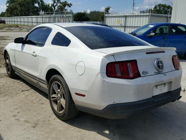 1ZVBP8AN7A5143588 - 2010 FORD MUSTANG WHITE photo 3