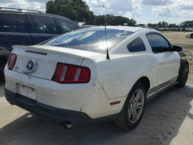 1ZVBP8AN7A5143588 - 2010 FORD MUSTANG WHITE photo 4