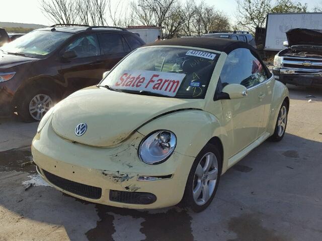 3VWSF31Y06M303988 - 2006 VOLKSWAGEN NEW BEETLE YELLOW photo 2