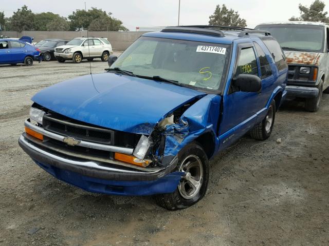 1GNCS18W61K156403 - 2001 CHEVROLET BLAZER BLUE photo 2