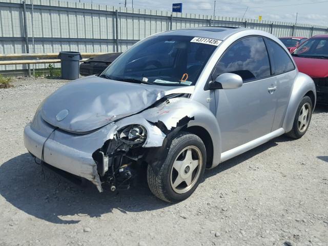 3VWDD21CX2M416046 - 2002 VOLKSWAGEN NEW BEETLE 银色 照片 2
