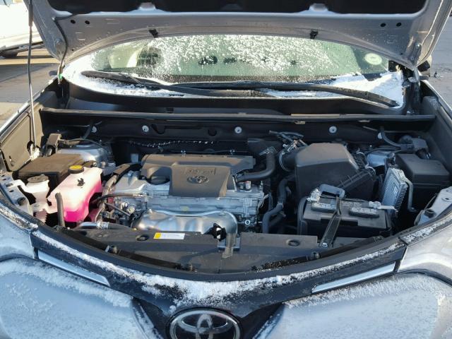 2T3BFREV3HW615214 - 2017 TOYOTA RAV4 SILVER photo 7