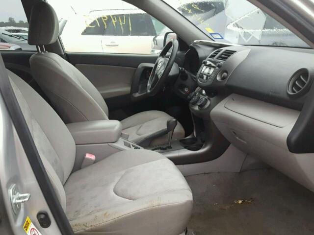 JTMZF33V895008359 - 2009 TOYOTA RAV4 银色 照片 5