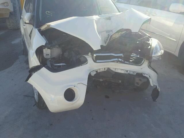 KNDJT2A50D7563452 - 2013 KIA SOUL WHITE photo 9