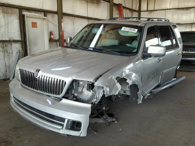 5LMFU27506LJ17301 - 2006 LINCOLN NAVIGATOR Srebrny zdjęcie 2