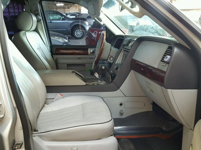 5LMFU27506LJ17301 - 2006 LINCOLN NAVIGATOR Srebrny zdjęcie 5