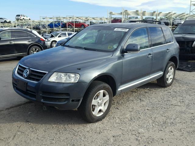 WVGBC67L54D004347 - 2004 VOLKSWAGEN TOUAREG 3. GRAY photo 2