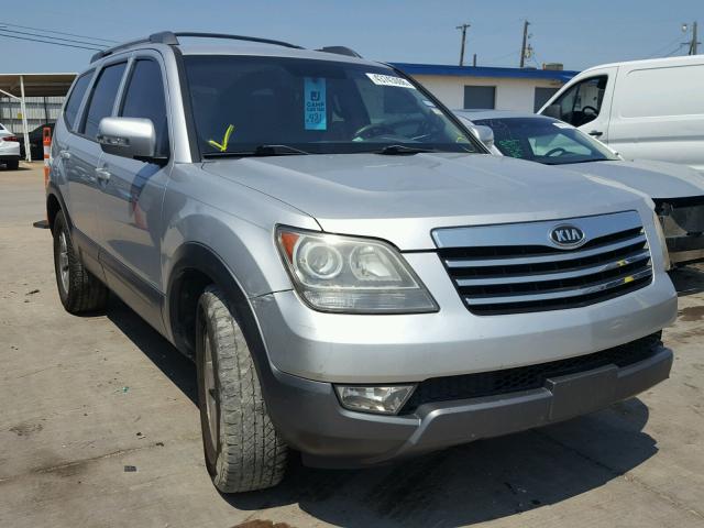 KNDJJ741X95026604 - 2009 KIA BORREGO LX SILVER photo 1