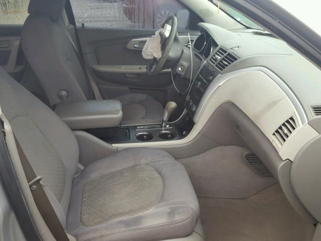 1GNLREED9AS102714 - 2010 CHEVROLET TRAVERSE L SILVER photo 5