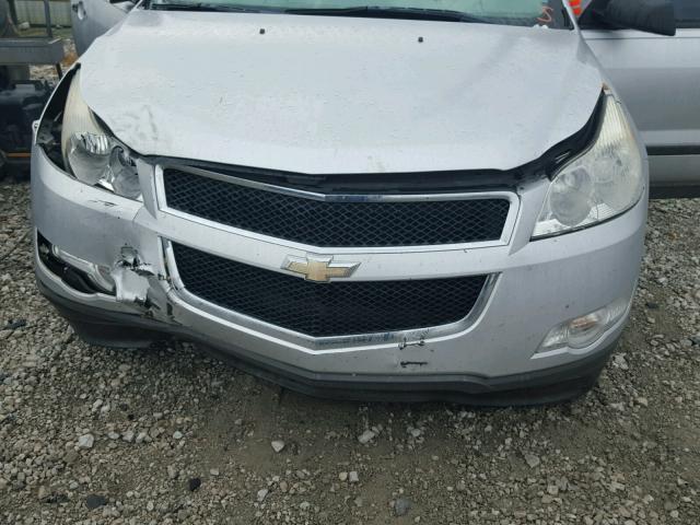 1GNLREED9AS102714 - 2010 CHEVROLET TRAVERSE L SILVER photo 9