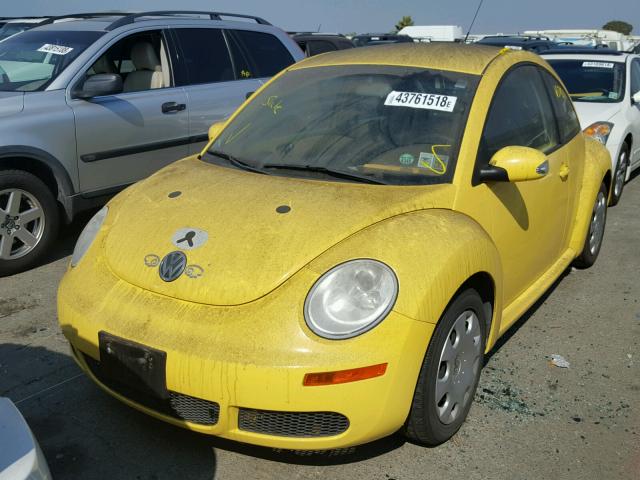 3VWPG3AG7AM020099 - 2010 VOLKSWAGEN NEW BEETLE YELLOW photo 2