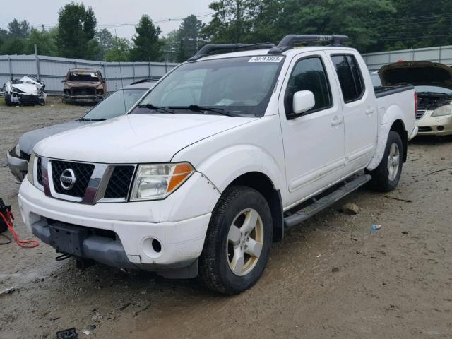 1N6AD07WX5C440653 - 2005 NISSAN FRONTIER C WHITE photo 2