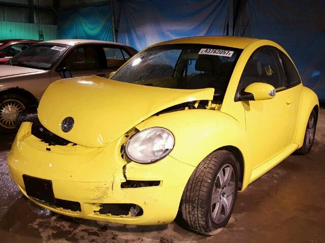 3VWPW31CX6M409584 - 2006 VOLKSWAGEN NEW BEETLE 黄色 照片 2
