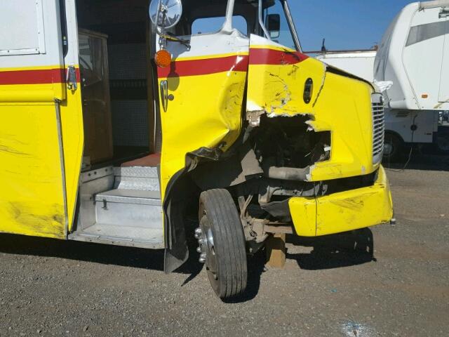 4UZAAPBW51CH75825 - 2001 FREIGHTLINER CHASSIS M YELLOW photo 9