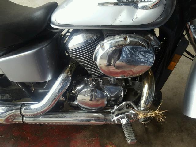 JH2RC44641M451602 - 2001 HONDA VT750 CD2 银色 照片 7