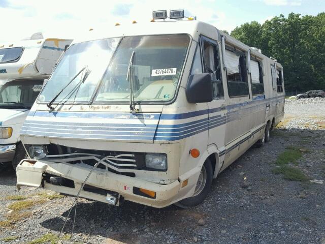 1GBKP37W6J3335770 - 1988 CHEVROLET WINNEBAGO TWO TONE photo 2