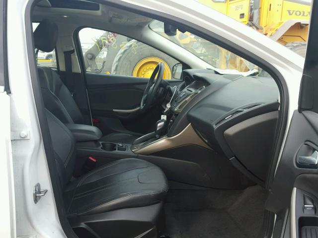 1FAHP3H21CL155915 - 2012 FORD FOCUS WHITE photo 5