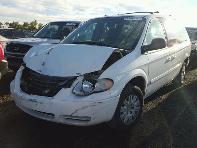 2C4GP44R75R199281 - 2005 CHRYSLER TOWN & COU WHITE photo 2