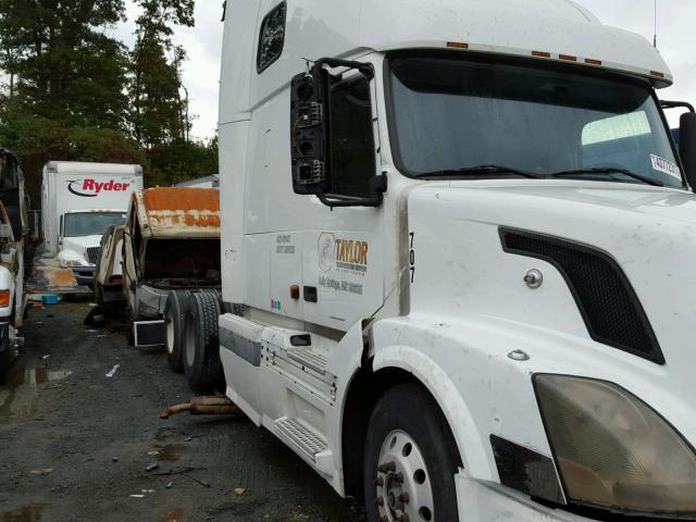 4V4NC9GH66N400805 - 2006 VOLVO VN WHITE photo 9